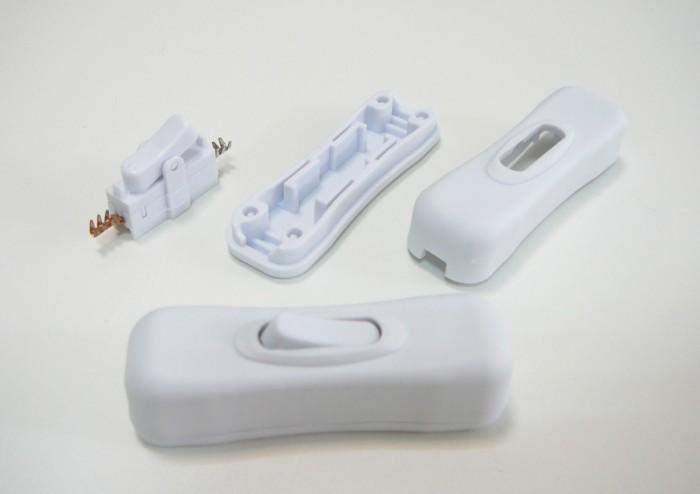 Klasický mezišňůrový vypínač, manuální, bílý